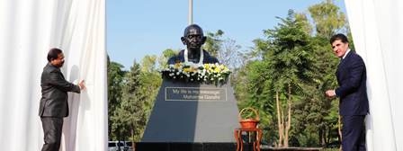 إزاحة الستار عن تمثال غاندي بأربيل في ذكرى ميلاده الـ150